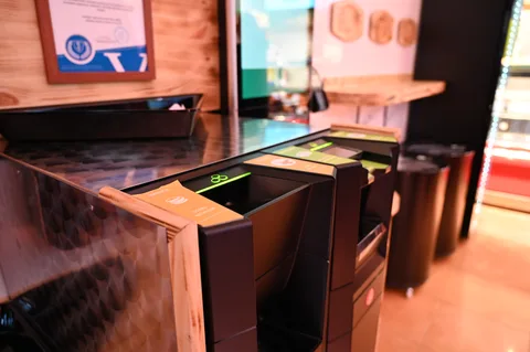Kolik stojí platební terminál? Průvodce cenami, poplatky a výběrem pro B2B